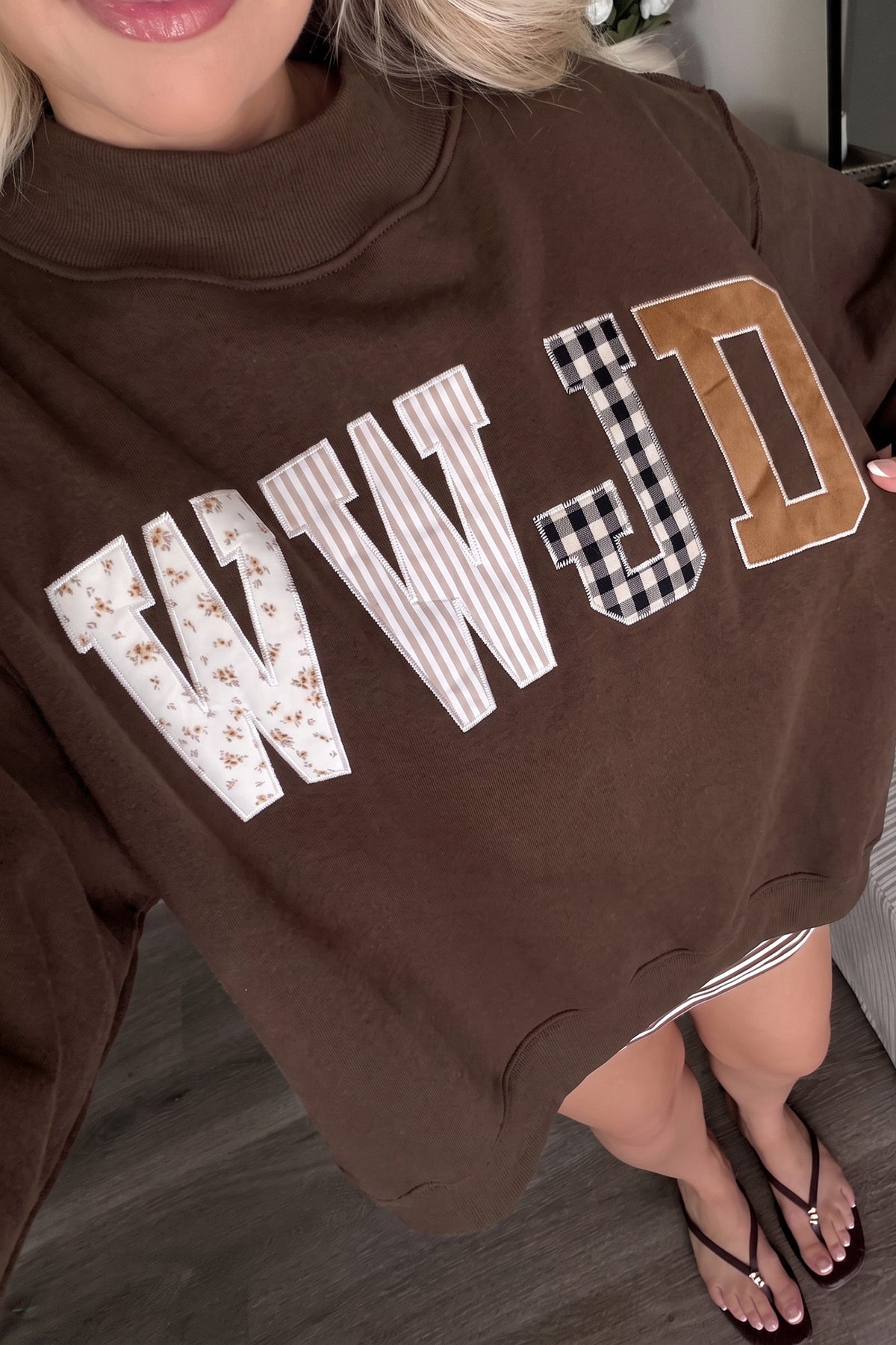 WWJD Mixed Pattern Embroidered Patch Graphic Mock Neck Sweatshirt