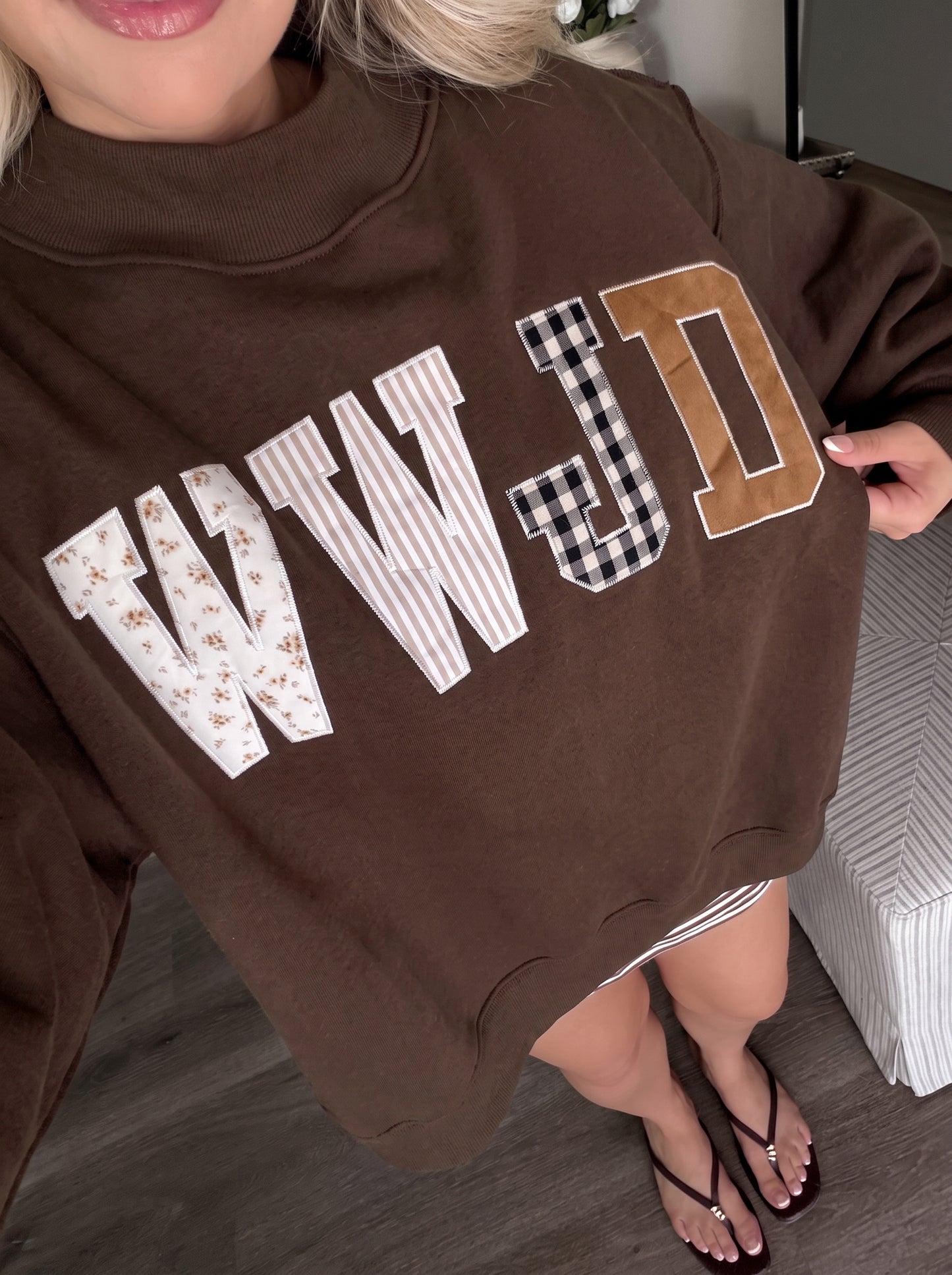 WWJD Mixed Pattern Embroidered Patch Graphic Mock Neck Sweatshirt